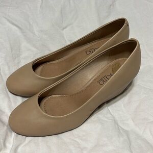 SOLD Nude round toe wedge